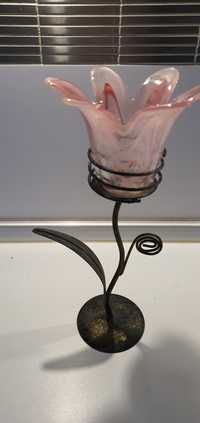 Metalowy świecznik ze szklanym kwiatem