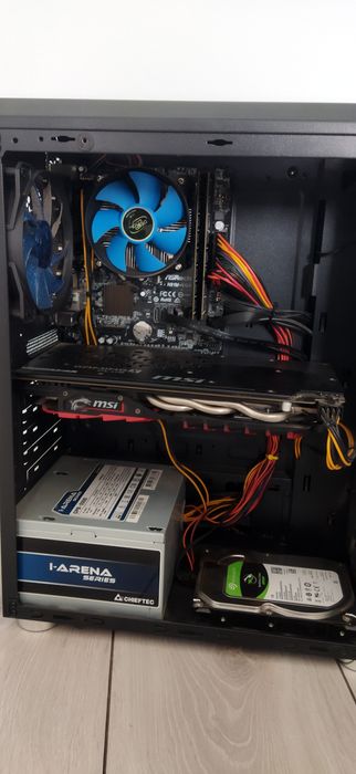 Ігровий комп'ютер, з монітором та девайсами.