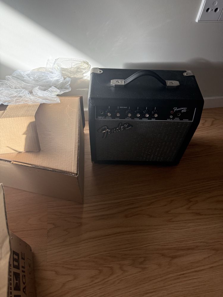 Kit Guitarra/Violão Squier Strat + Amp Fender
