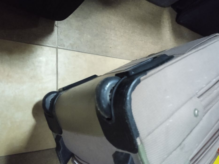 Продам крепкий чемодан на колесах ,Фабр кач