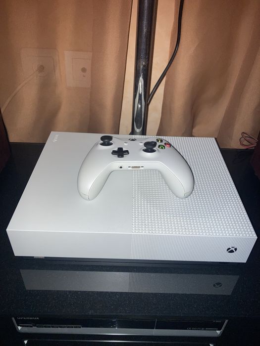 Продам приставку xbox one s на 1тб!