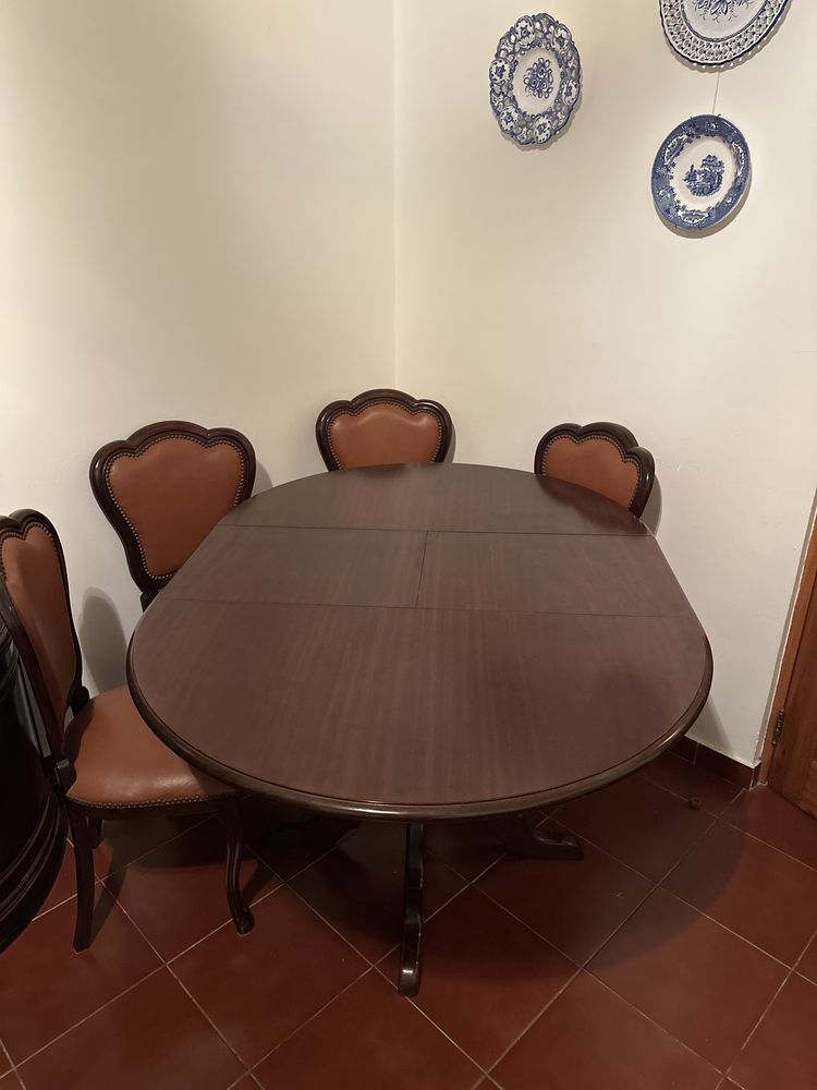 Conjunto de mesa com 6 cadeira de alta qualidade