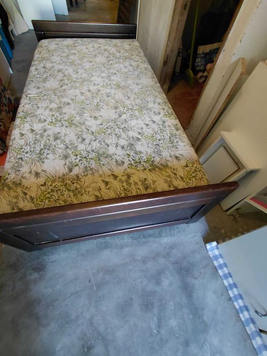 Cama Individual em Madeira com Estrado e Colchão