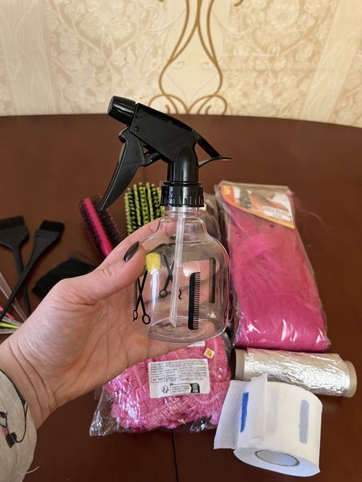 Все для парикмахера поичесок кисточки, расческа, браш, ножницы