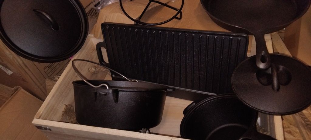 GARNKI ŻELIWNE w skrzyni zestaw NA GRILLA kociołek patelnia garnek 7sz