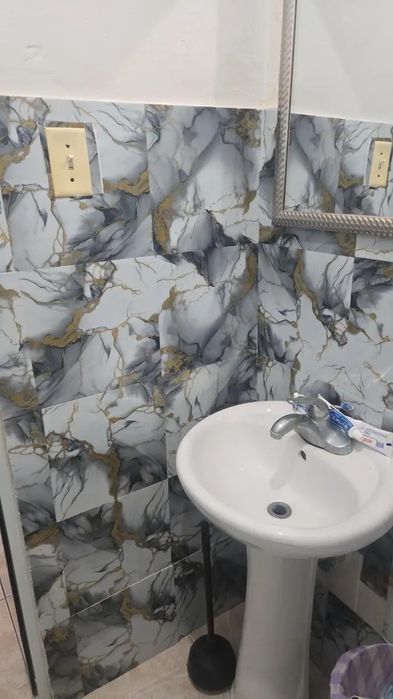 Клеюча плитка на стіни