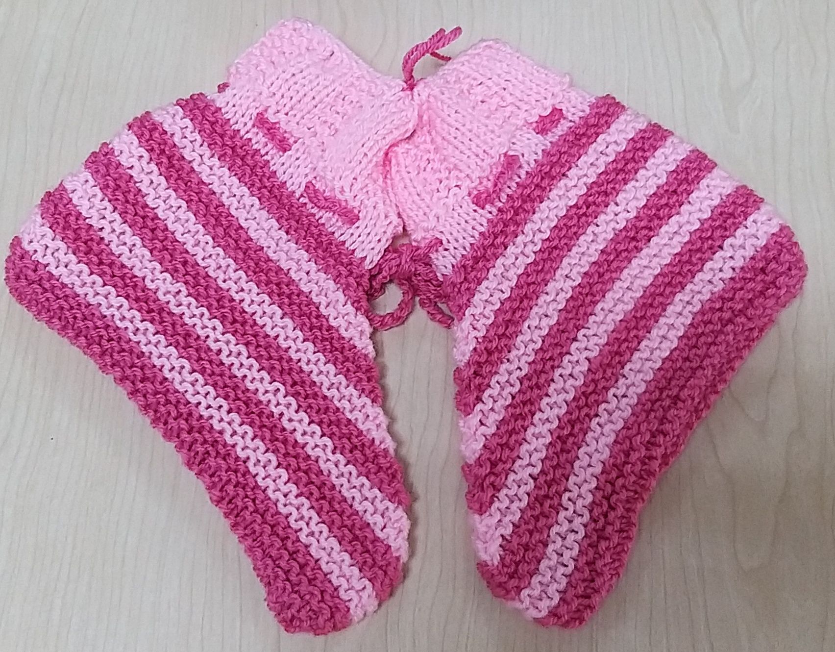 Botas às risquinhas cor de rosa.