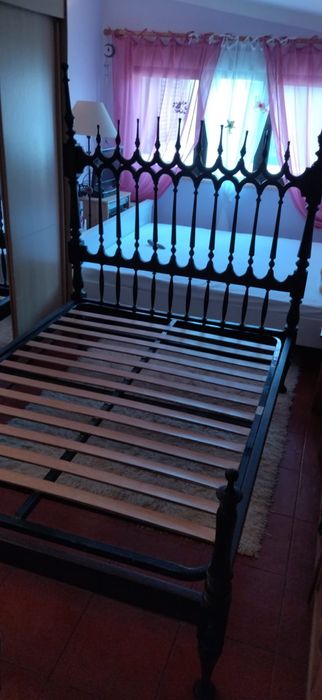 Cama de casal vintage mogno com estrado