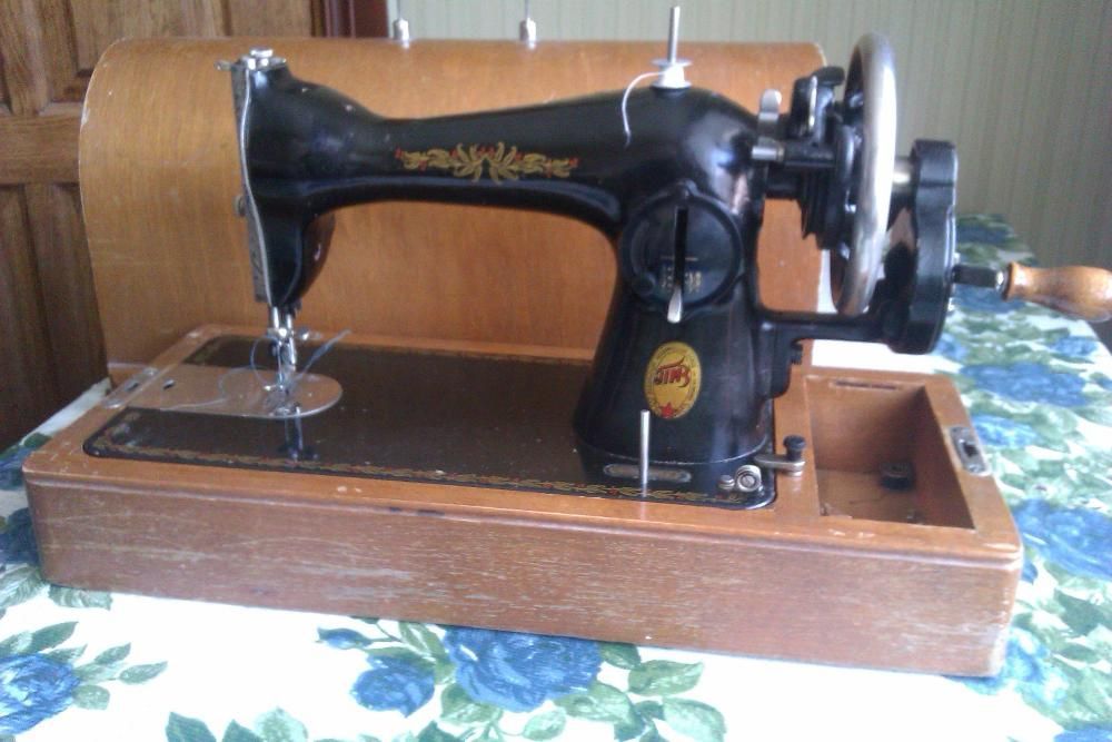 Швейная ручная машинка Подольского завода в футляре