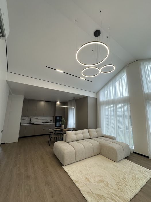 Будинок з ремонтом , меблями і технікою /без %