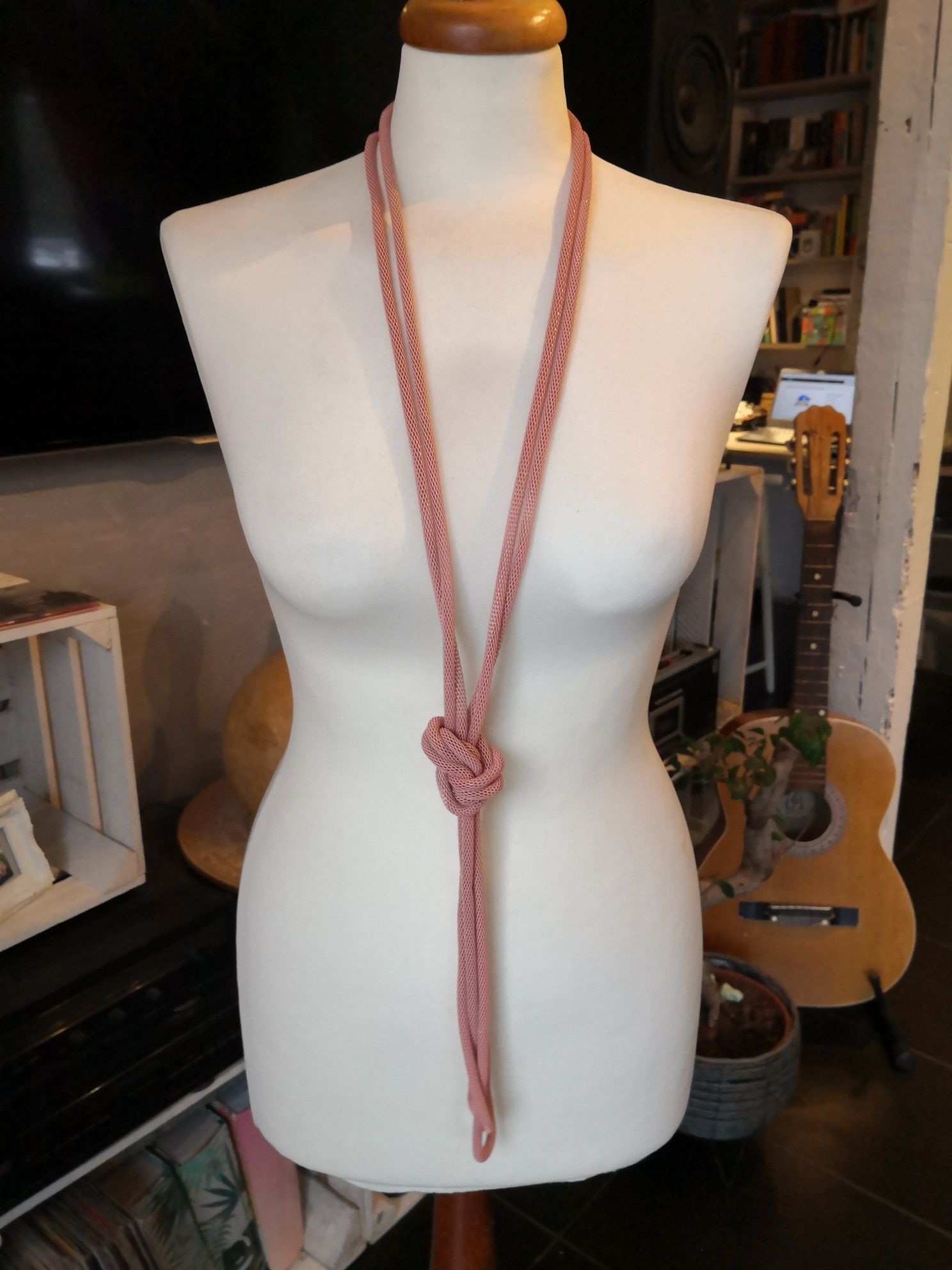 Łososiowy, długi naszyjnik z supłem, oryginalny, dł. 70 cm
