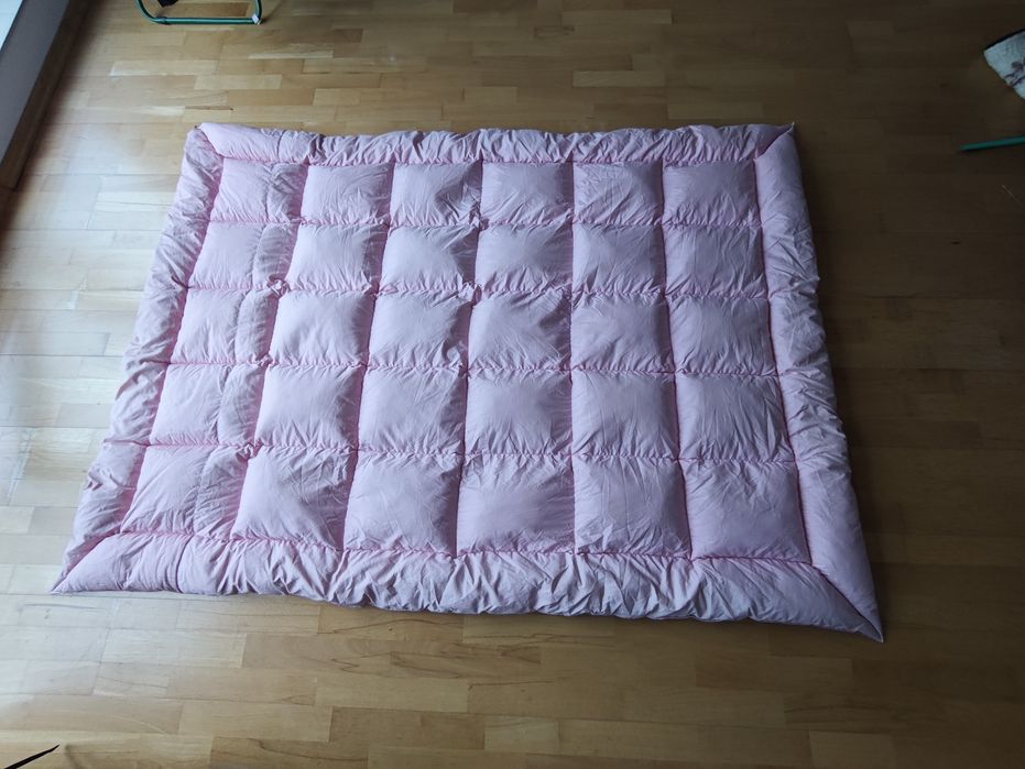 Kołdra puchowa 140×200 – naturalny puch, stan bardzo dobry