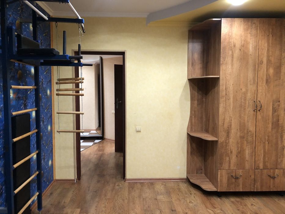 Длительно (год и более) 2х ком.квартира в р-не Монолита; газ.котел