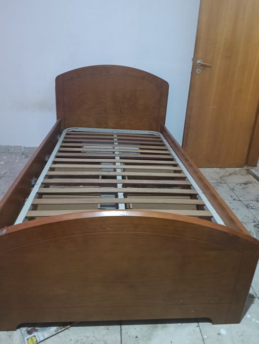 Cama individual em cerejeira