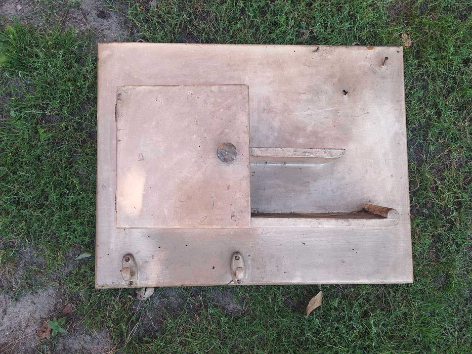 Szafka wisząca z okresu PRL.