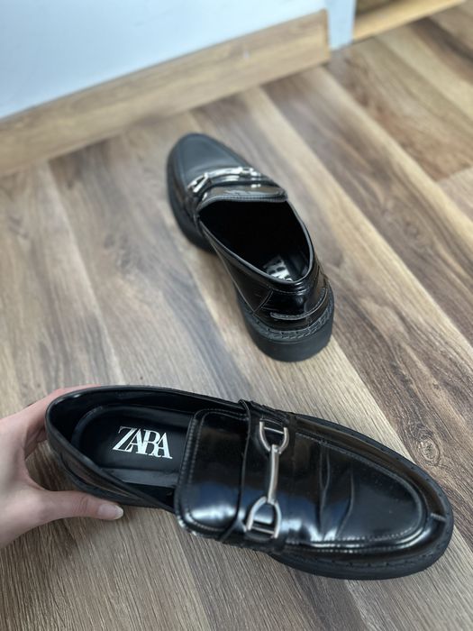 Czarne mokasyny z ozdobną klamrą Zara