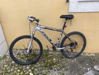 Bicicleta btt toda equipada