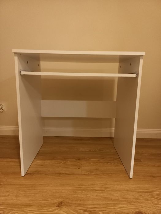 Białe biurko Ikea