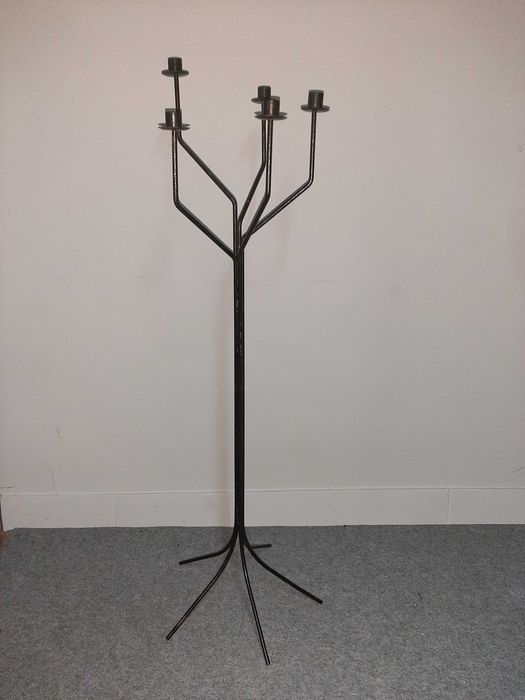 Stalowy duży świecznik stojący na 5 świec