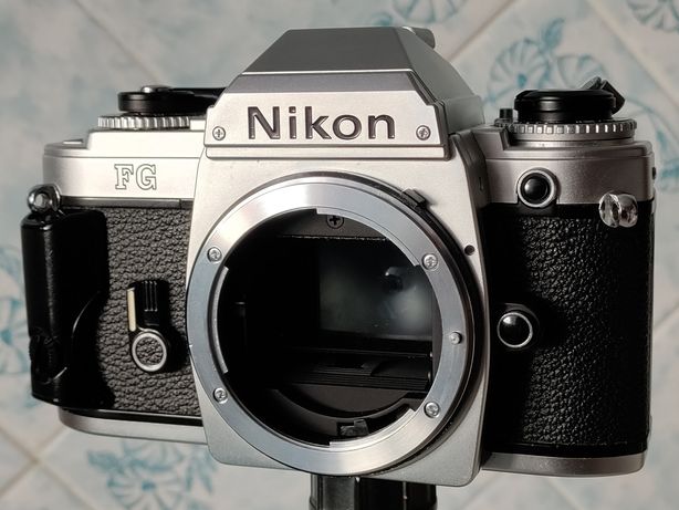 Nikon FG (1982-1986) - плівкова камера