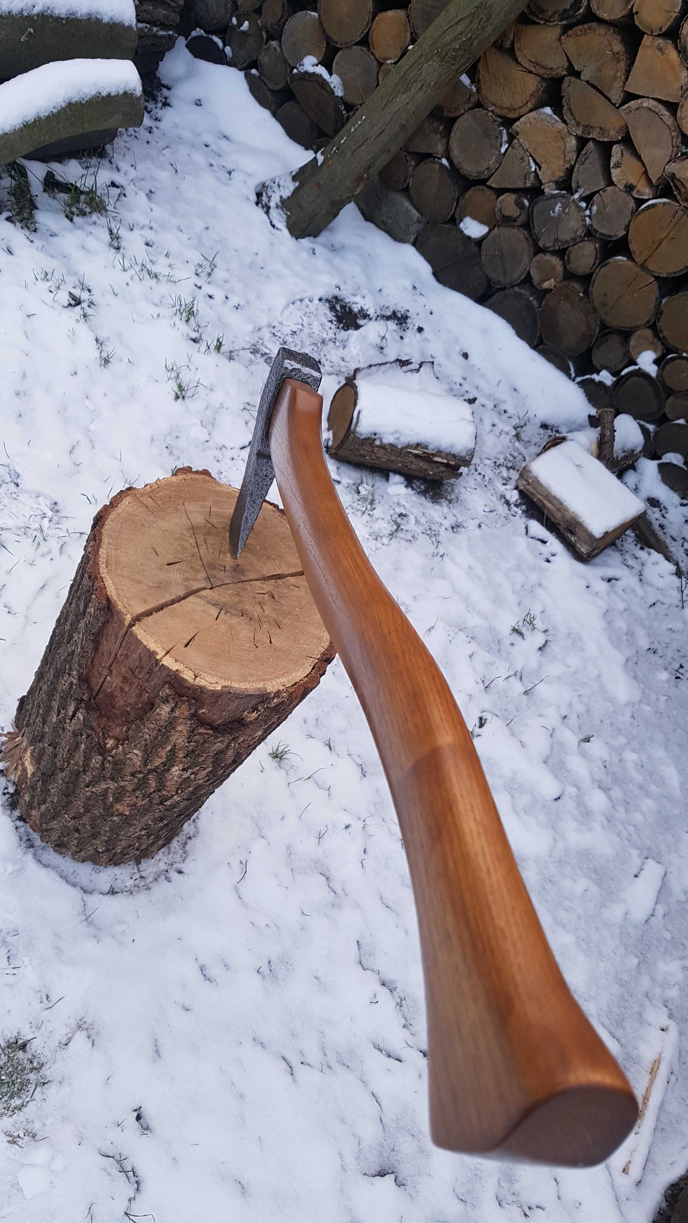 Стара, валочна, німецька сокира.