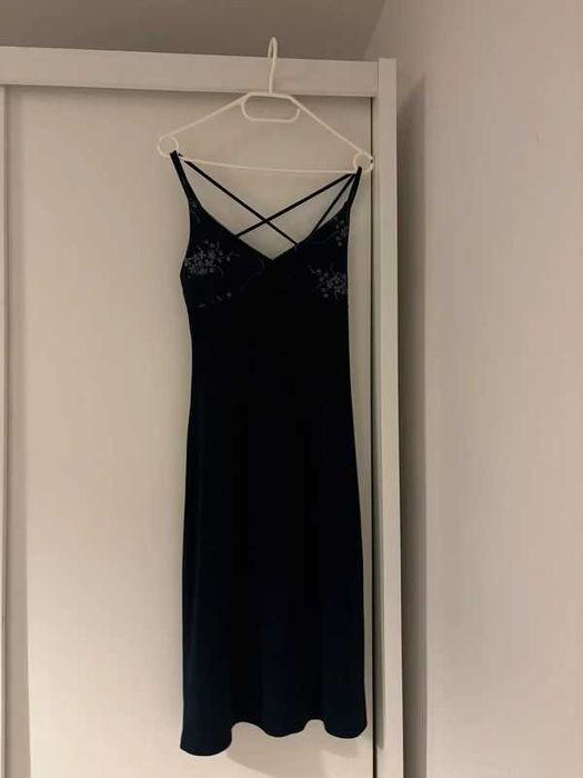 Granatowa dopasowana sukienka z prześwitującym tyłem