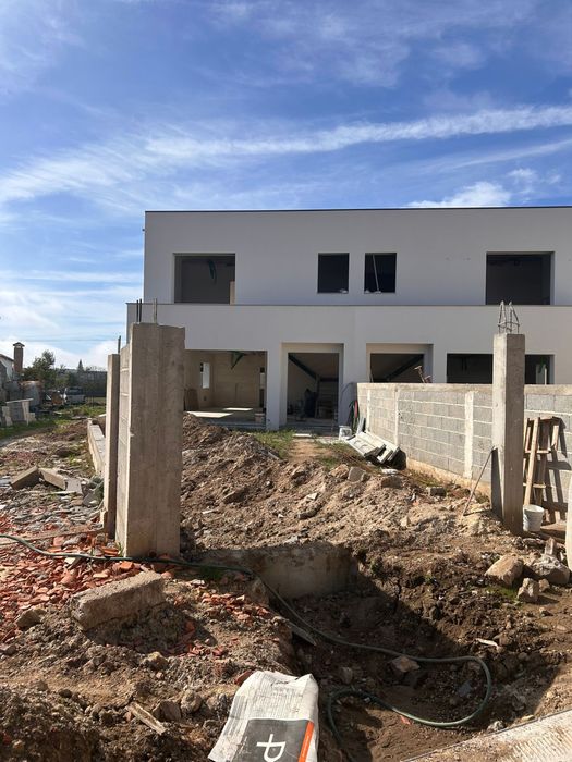 Vende-se moradia