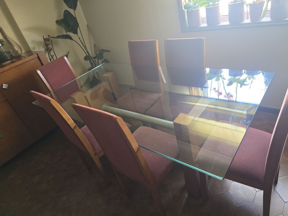 Mesa em vidro com 6 cadeiras