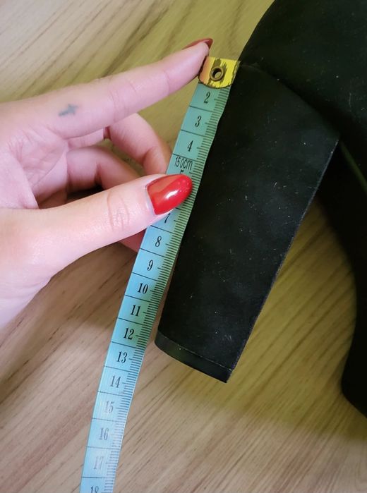 Nowe zamszowe czarne botki na słupku i platformie BullBoxer