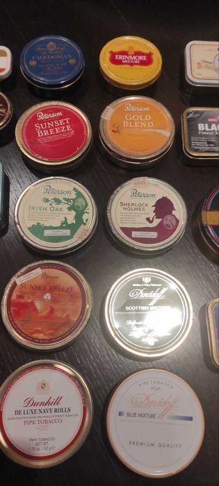Coleção de latas vazias de tabaco de cachimbo