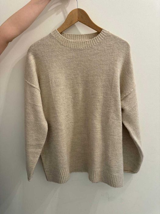 kremowy beżowy sweter