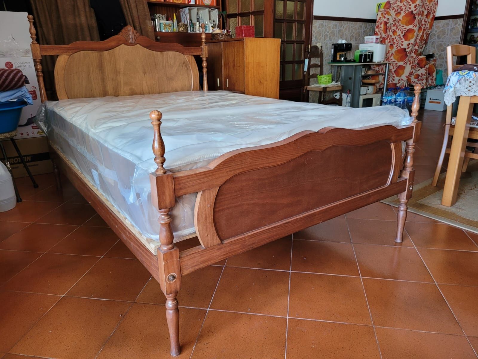 Cama em madeira e colchão