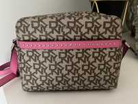 Torebka na ramię listonoszka DKNY monogram pink