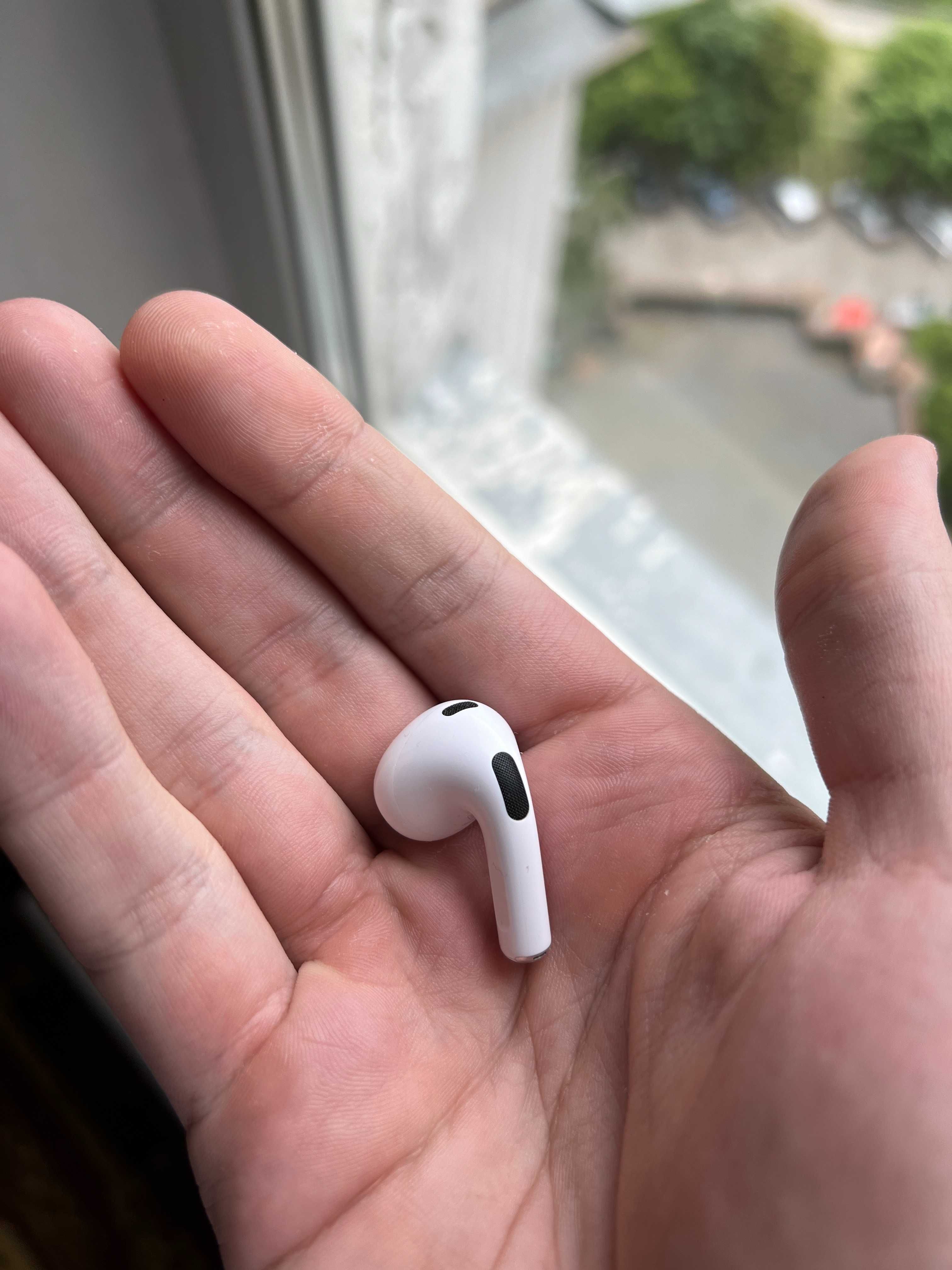 Рыпящий левый Airpods (3-го поколения) Серийный: GX9GQF4E035Y