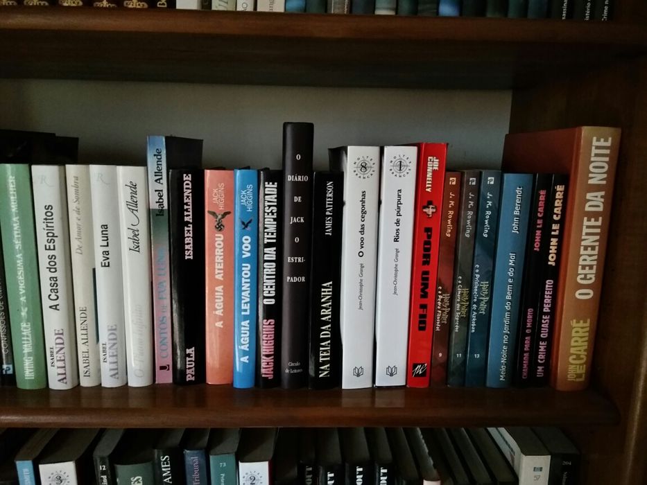 Livros de capa dura de vários géneros