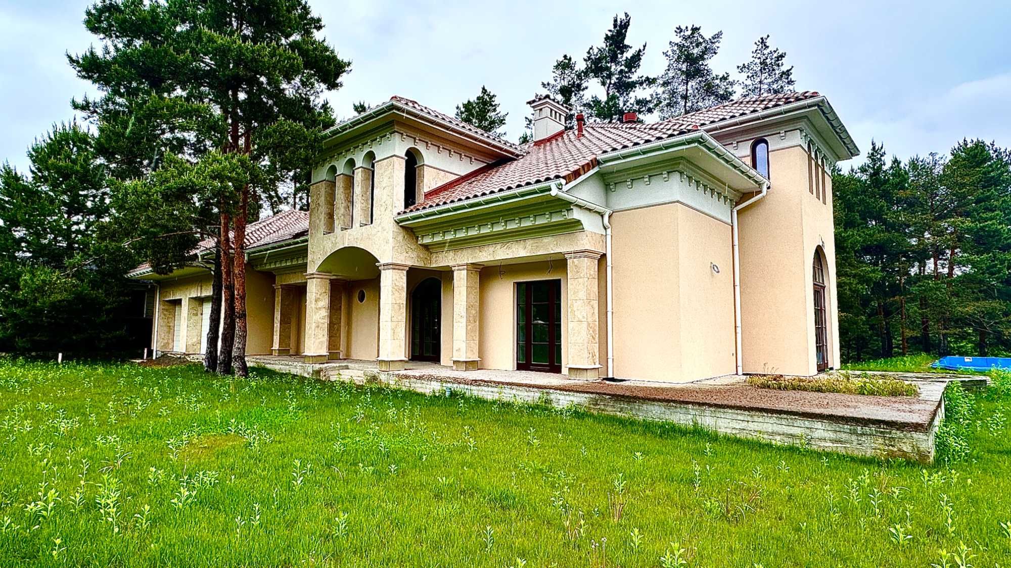 Хотянівка. Будинок, в лісі на березі річки. Котеджне містечко.