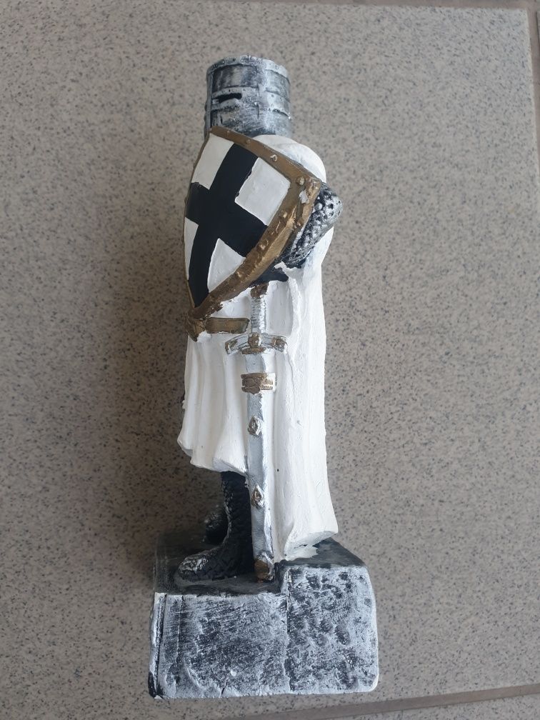 Figurka żołnierza rycerza krzyżackiego z gipsu
