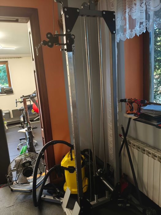 Wyciąg z regulacją wysokości, góra dół, na obciążenie olimpijskie