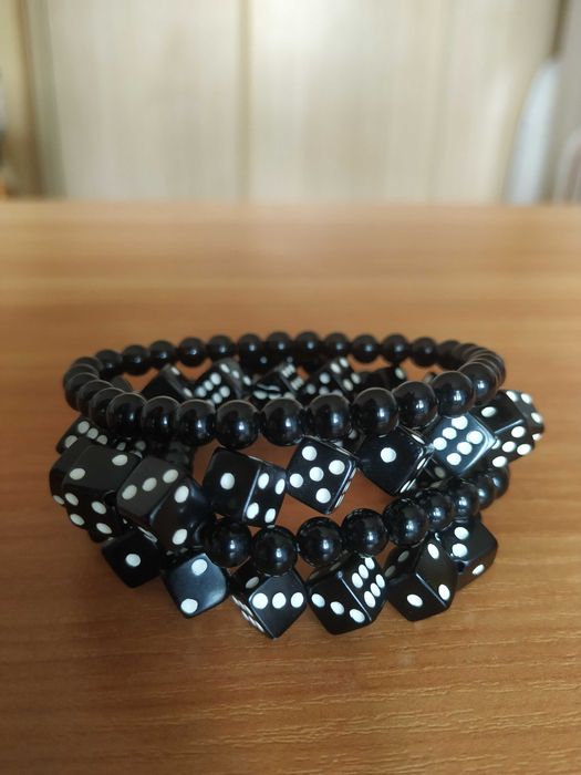 Лот из разной бижутерии: бусы, серьги, браслеты.