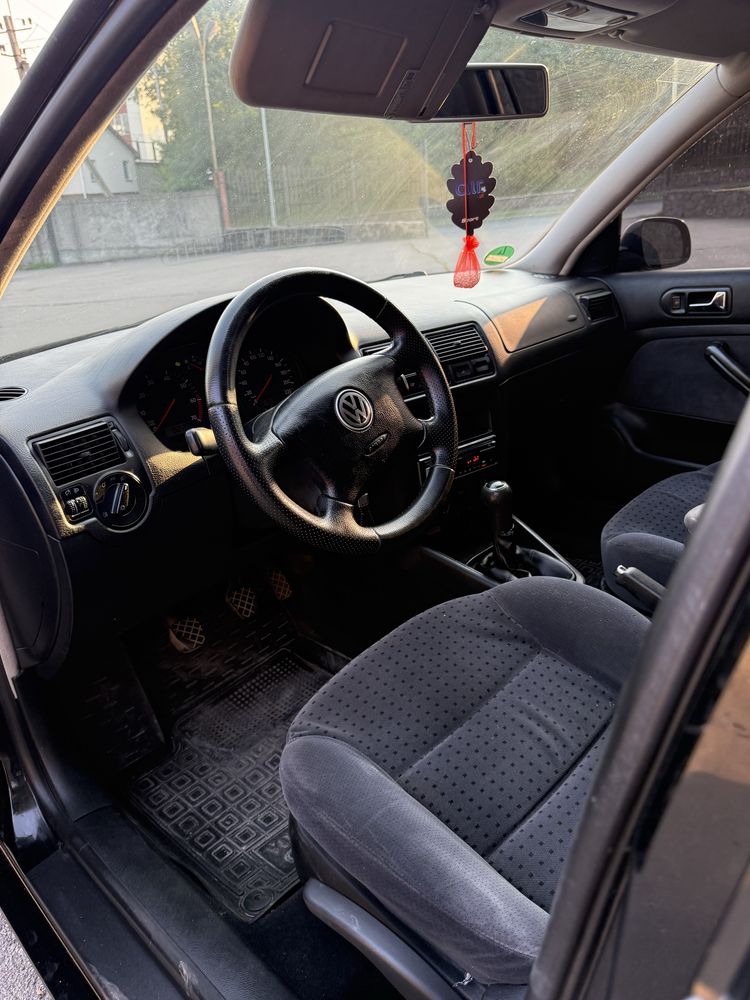 Volkswagen Golf 4 • Універсал • 1999 • 1.4 бензин • Чорний