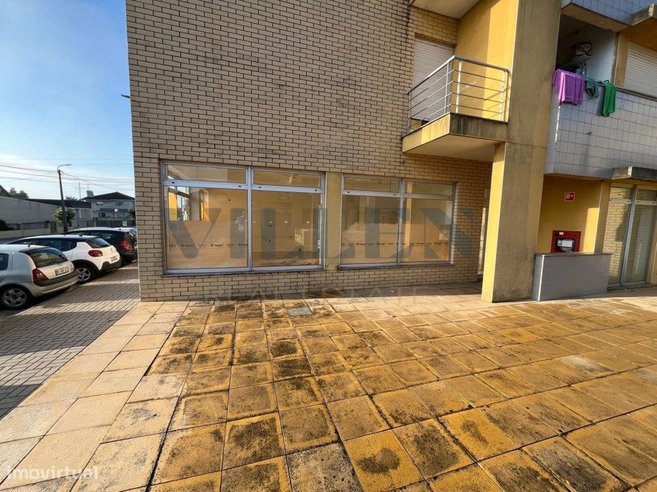 Loja com Terraço em São Mamede do Coronado