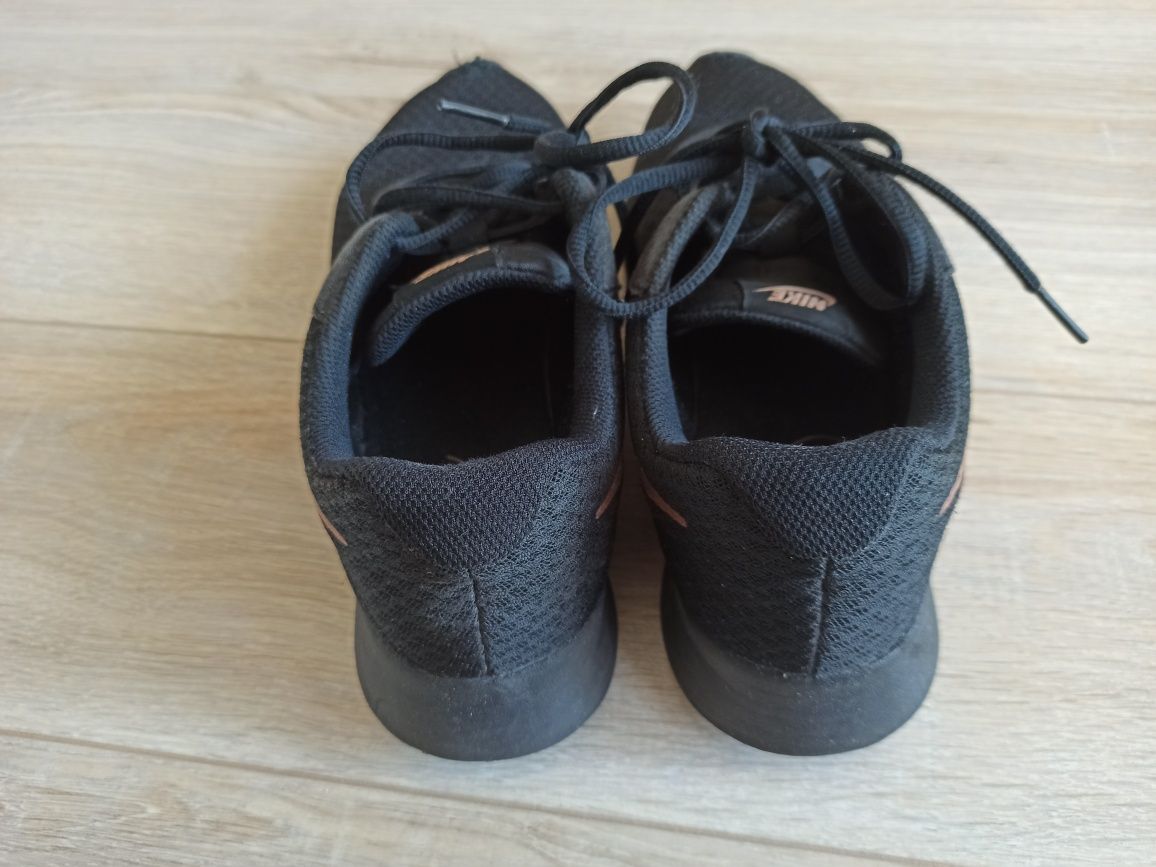 Nike Tanjun czarne złoty znaczek 40.5 damskie