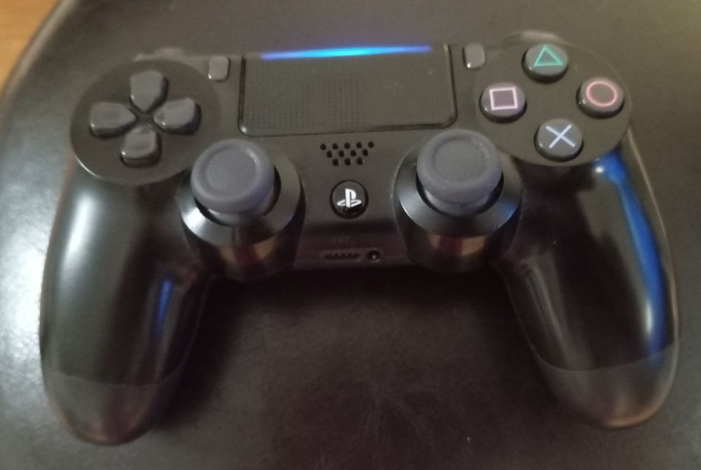 PlayStation 4 - 1TB c/ 5 jogos - 2 comandos