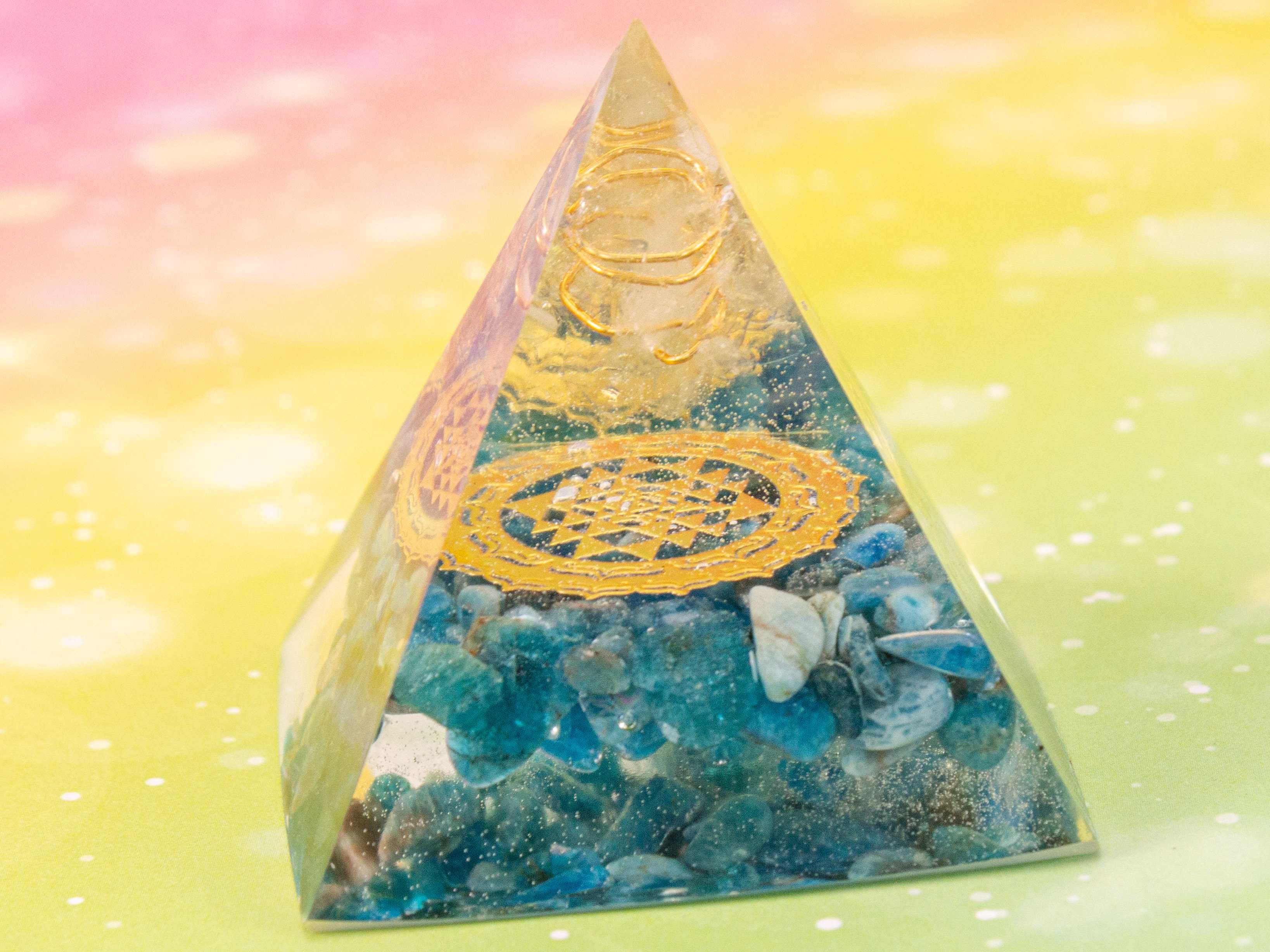 Feng Shui Piramidka Orgonitowa Apatyt Danburyt Kryształ Śri Jantra 5cm