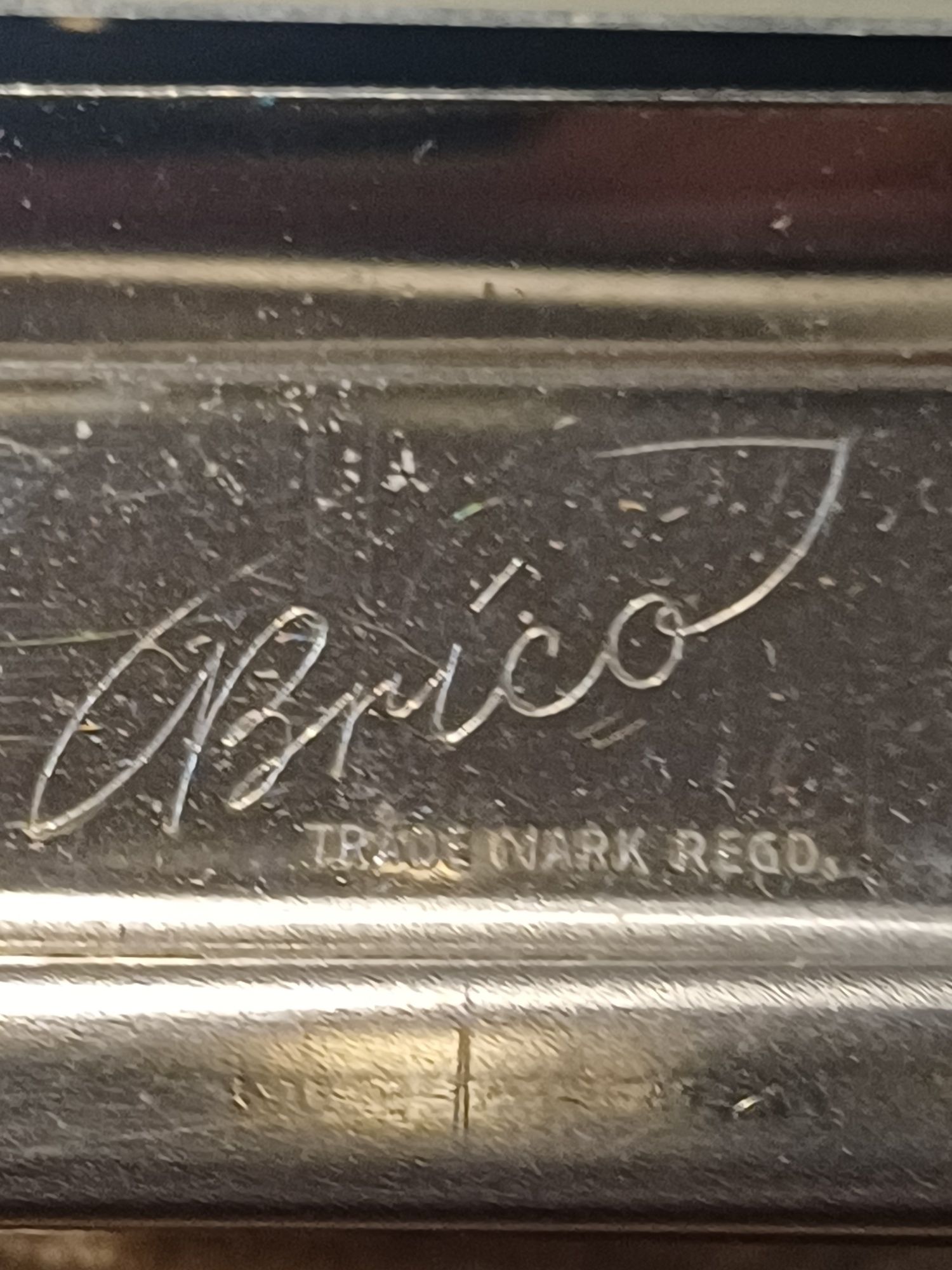 Ostrzałka do żyletek Brico
