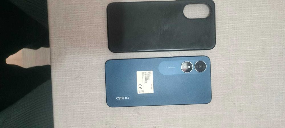 Telefone Oppo com carregador e capa