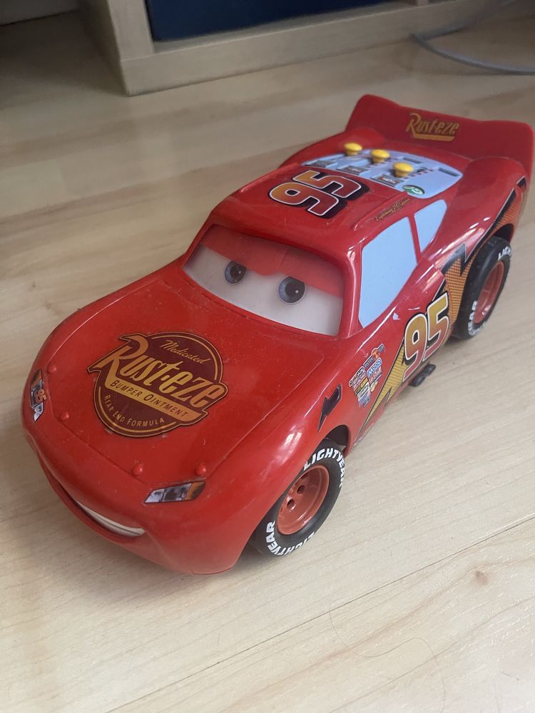 Carro Faisca Mcqueen anda, fala e mexe-se.