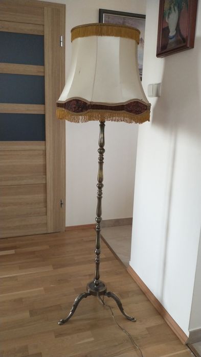 Stara stojąca lampa podłogowa