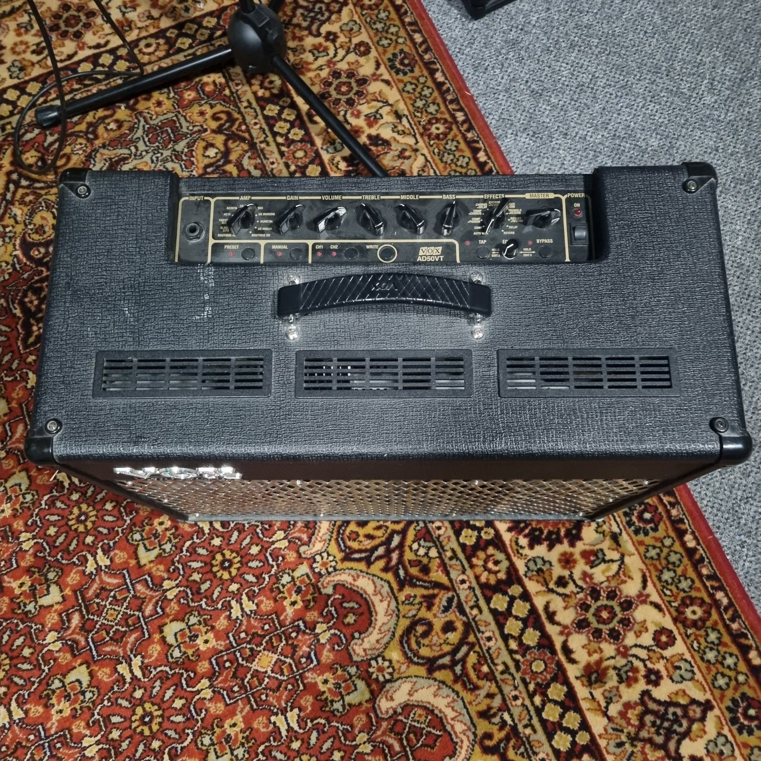 Kombo gitarowe VOX
• typ: tranzystorowo-lampowe z 24 bit