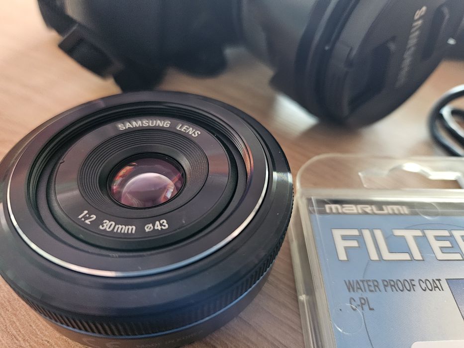 Samsung NX10 + obiektyw 18-55mm i 30mm 1:2